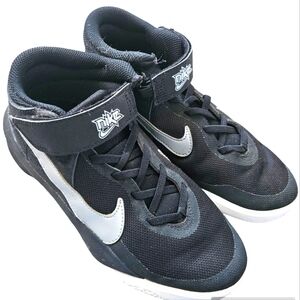 Nike Team Hustle D10 Flyease black silver velcro sneakers size 5Y hightops